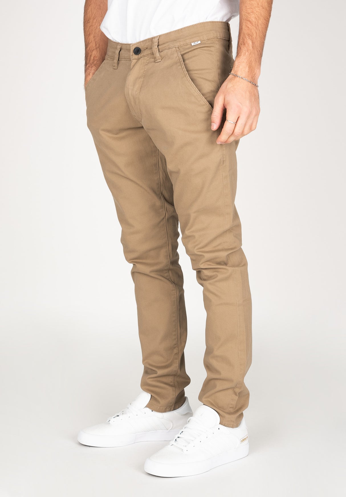 Flex Tapered Chino darksand Rueckenansicht